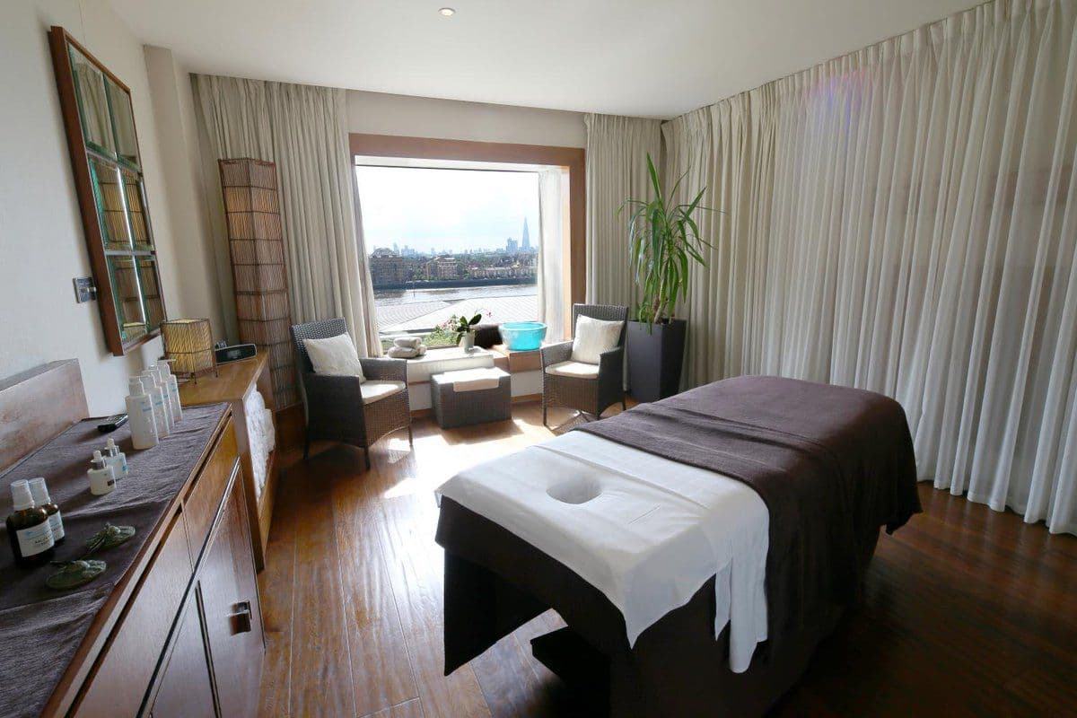 Canary Riverside Plaza Hotel