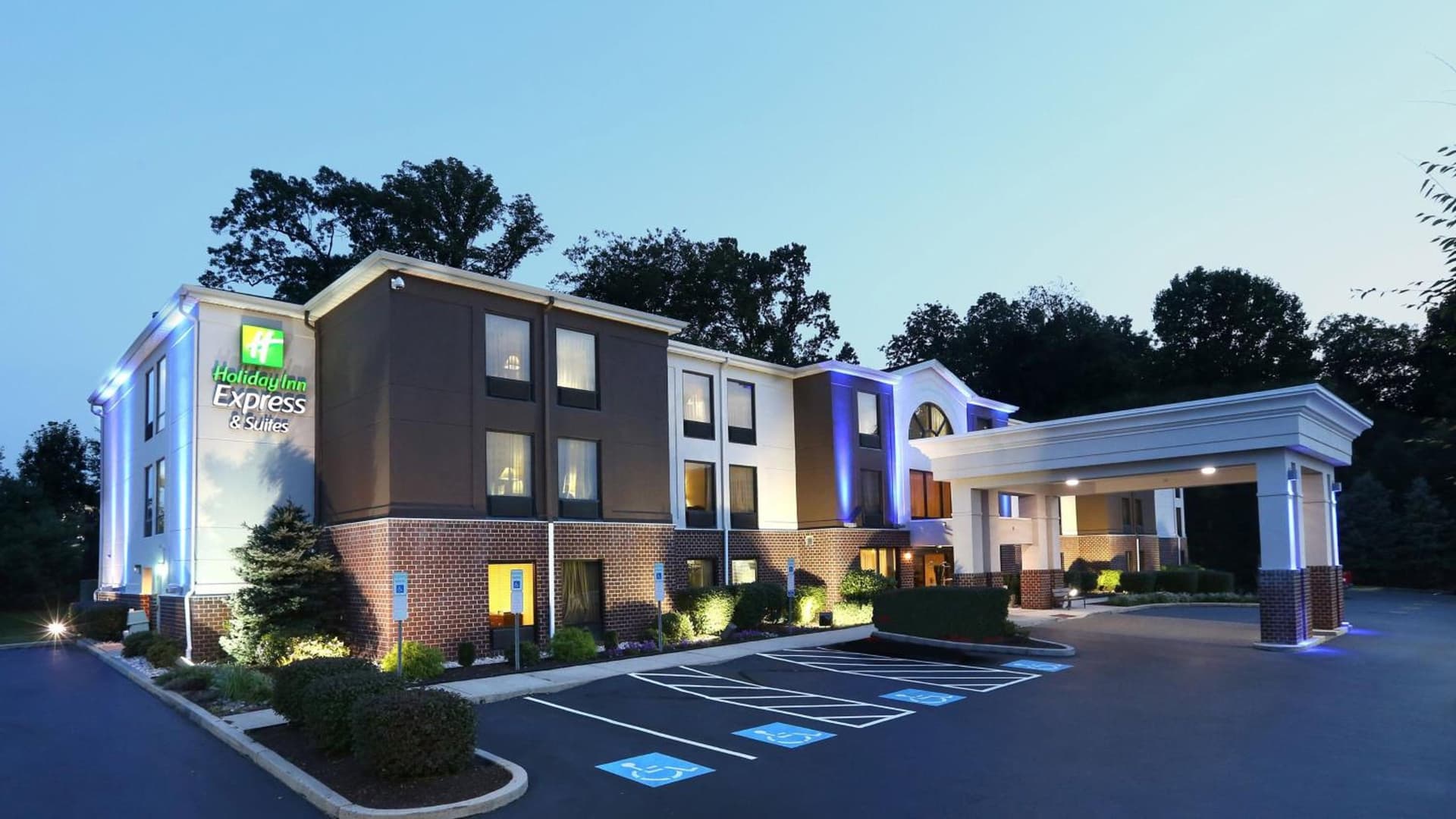 Holiday Inn Express & Suites West Chester by IHG