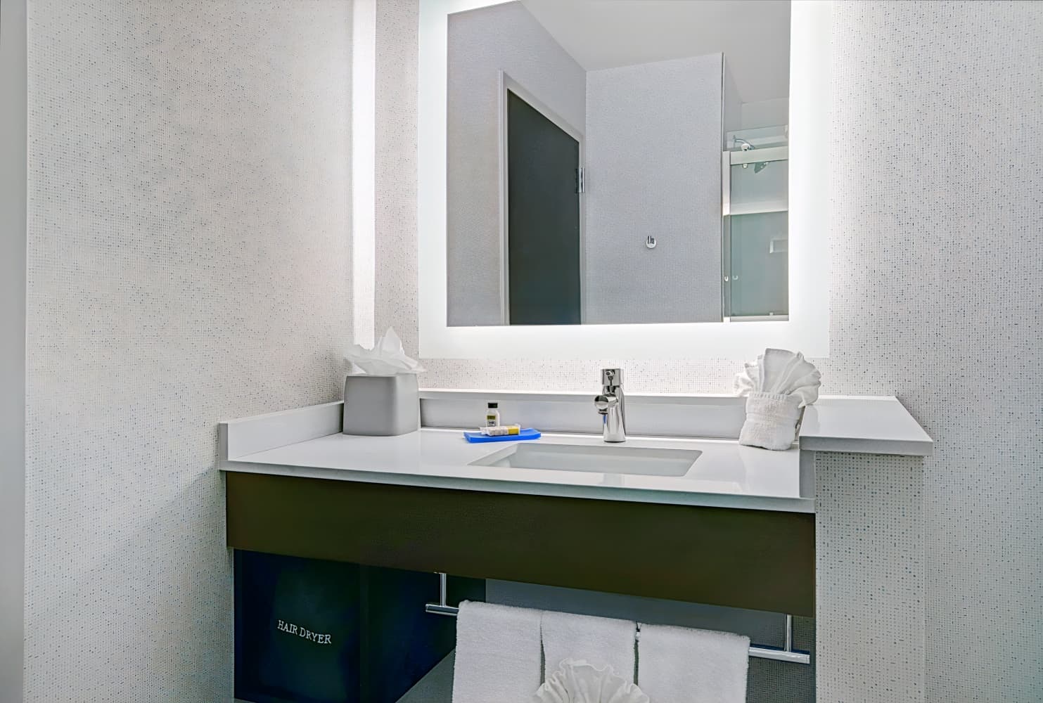 Holiday Inn Express & Suites Milwaukee - Brookfield