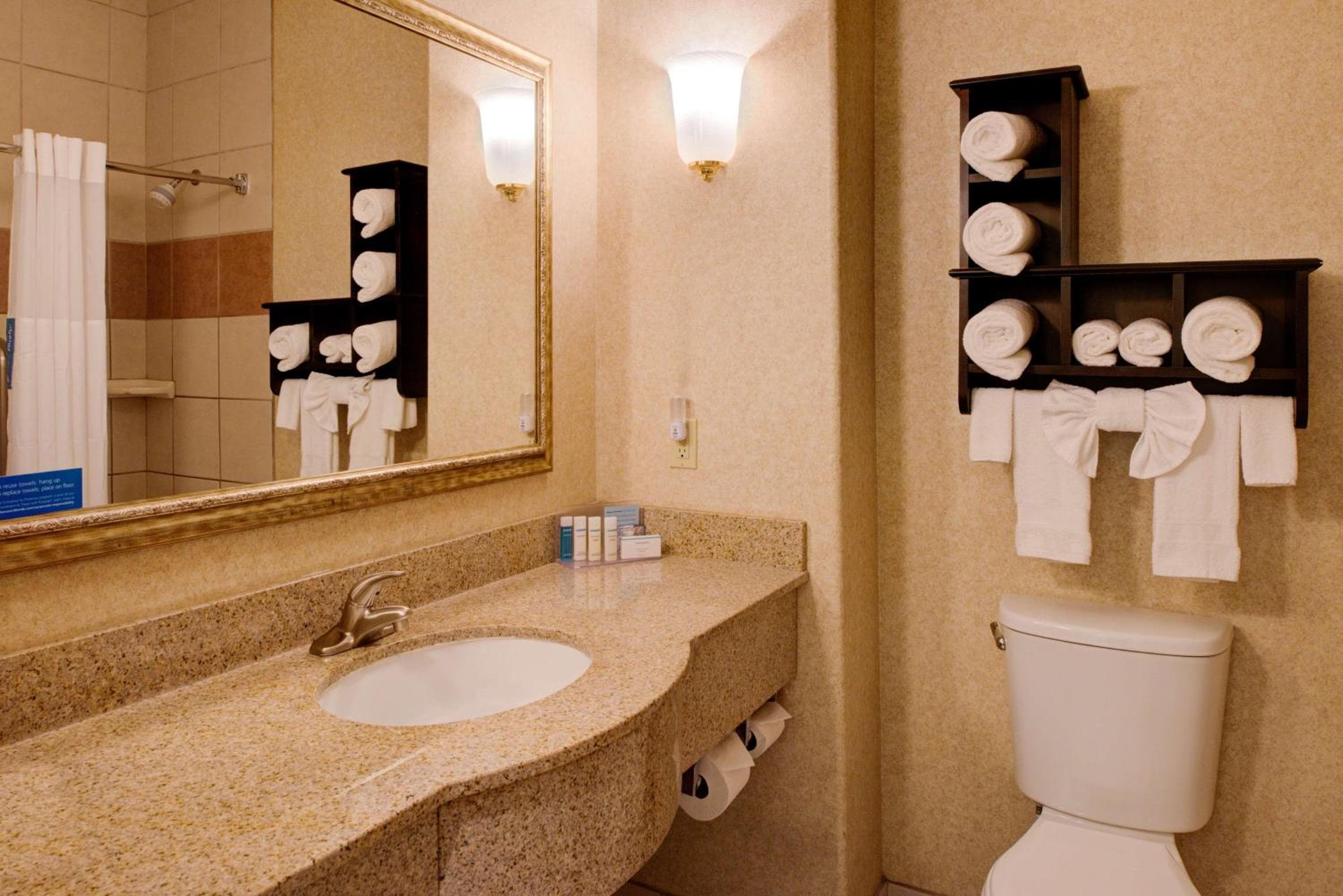 Hampton Inn & Suites Ontario
