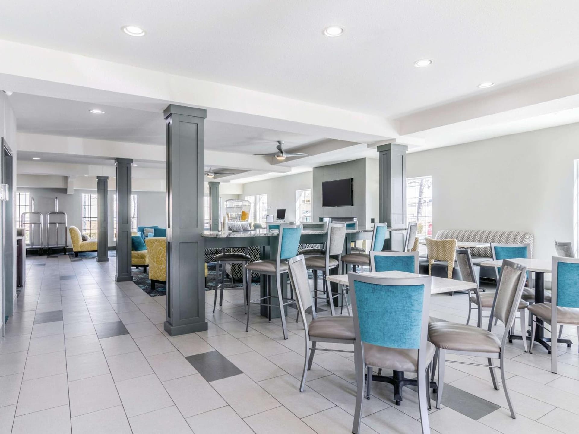 La Quinta Inn & Suites by Wyndham Kansas City Airport