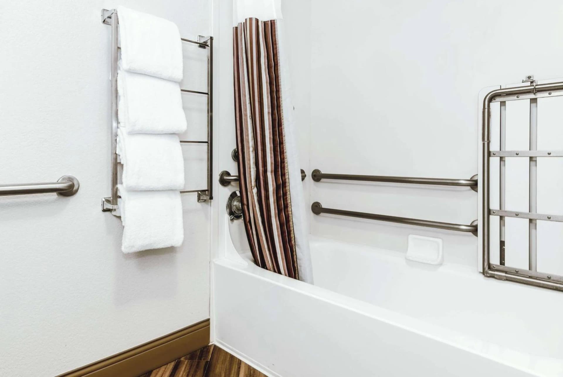 La Quinta Inn & Suites by Wyndham Ontario Airport