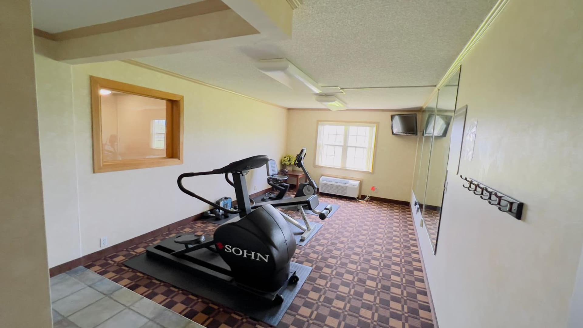 Super 8 by Wyndham Maumee Perrysburg Toledo Area