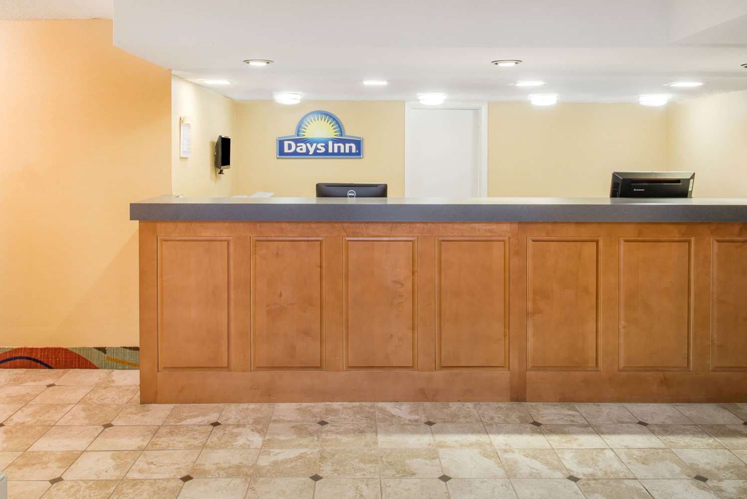 Days Inn by Wyndham Roanoke Hollins Near I-81