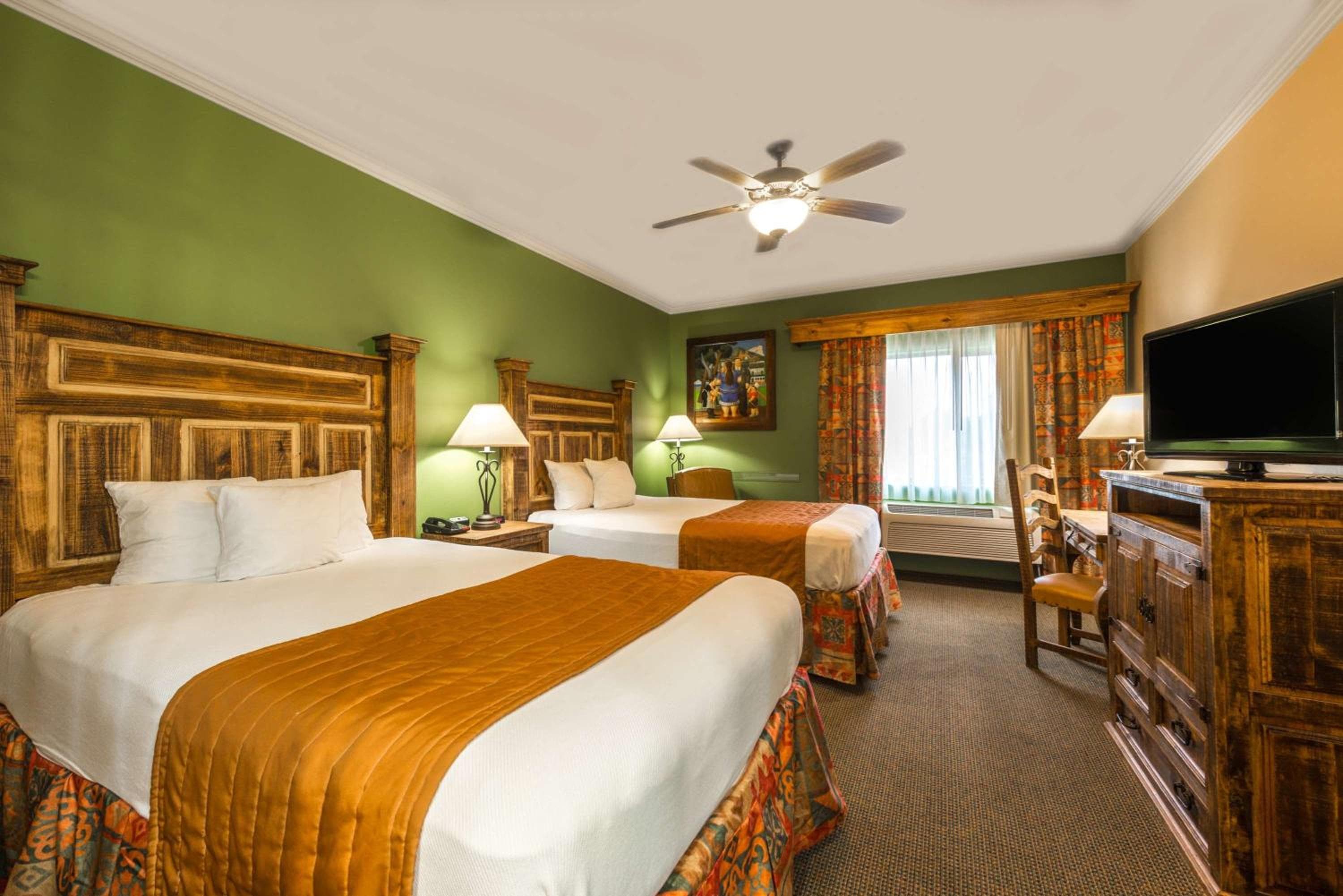 La Hacienda Inn near Alamodome & Riverwalk