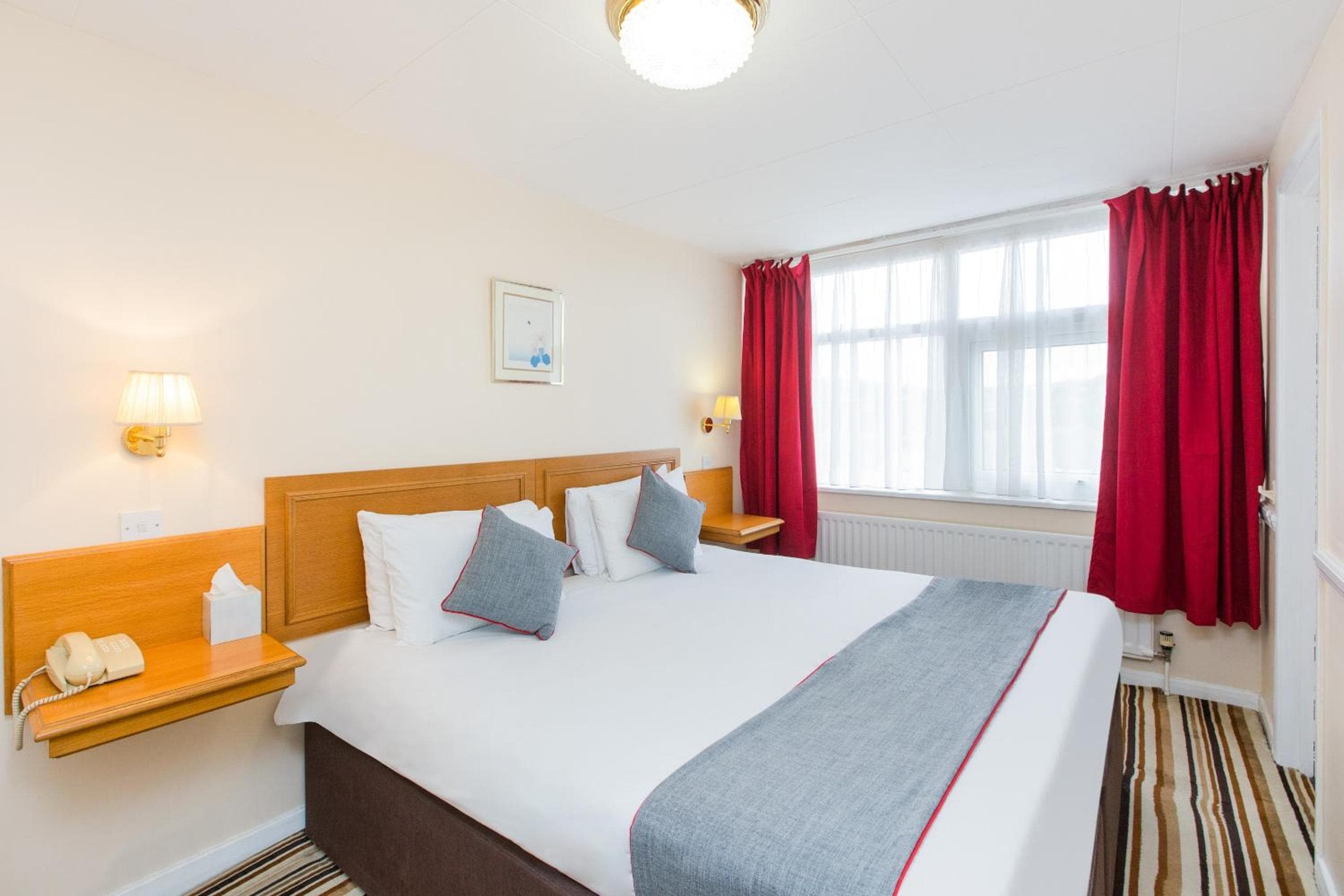 OYO Stade Court Hotel