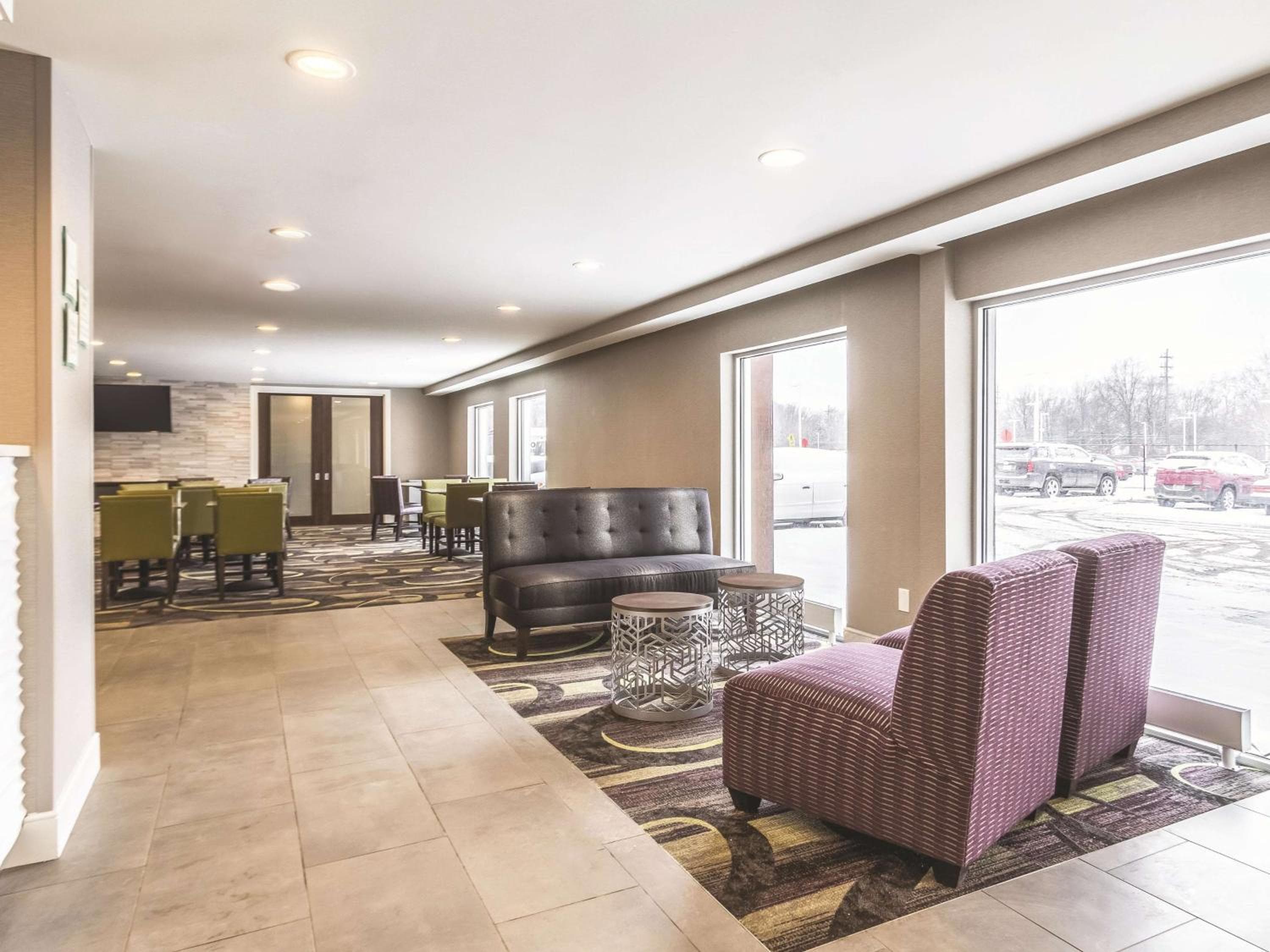La Quinta Inn & Suites by Wyndham Cleveland - Airport North