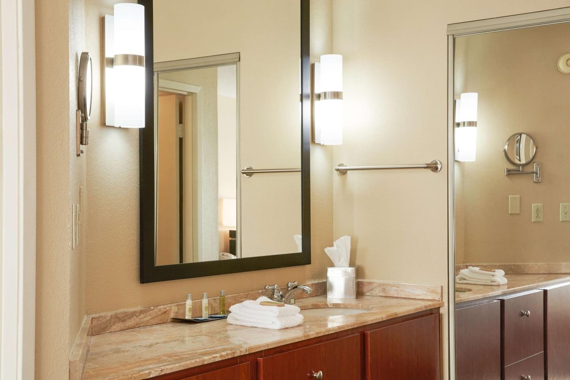 DoubleTree Suites by Hilton Cincinnati - Blue Ash