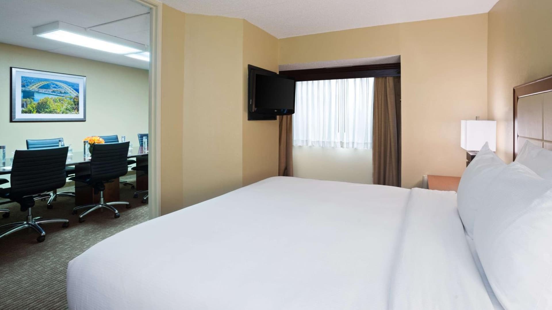DoubleTree Suites by Hilton Cincinnati - Blue Ash