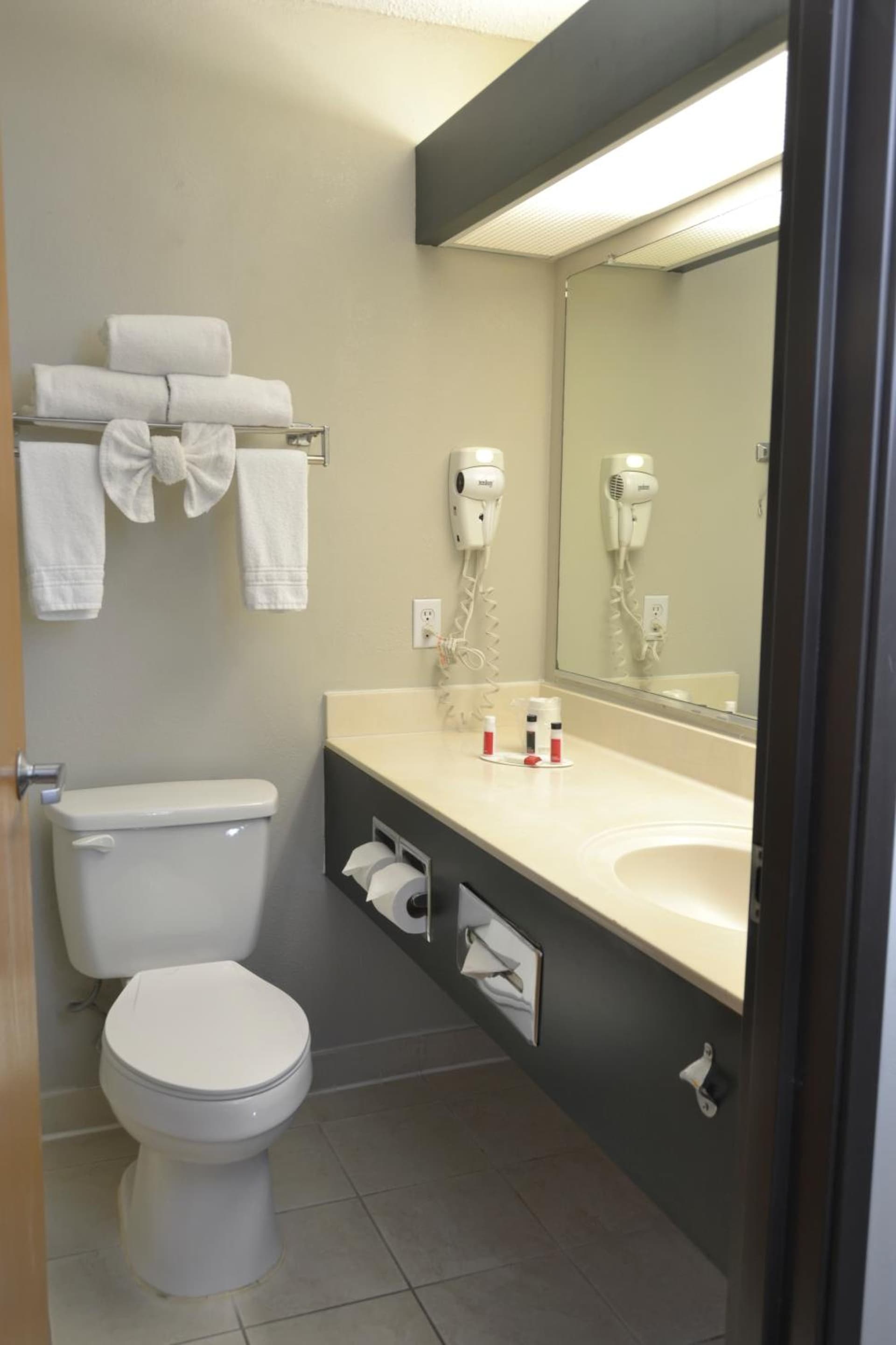 Days Inn & Suites by Wyndham Airport Albuquerque