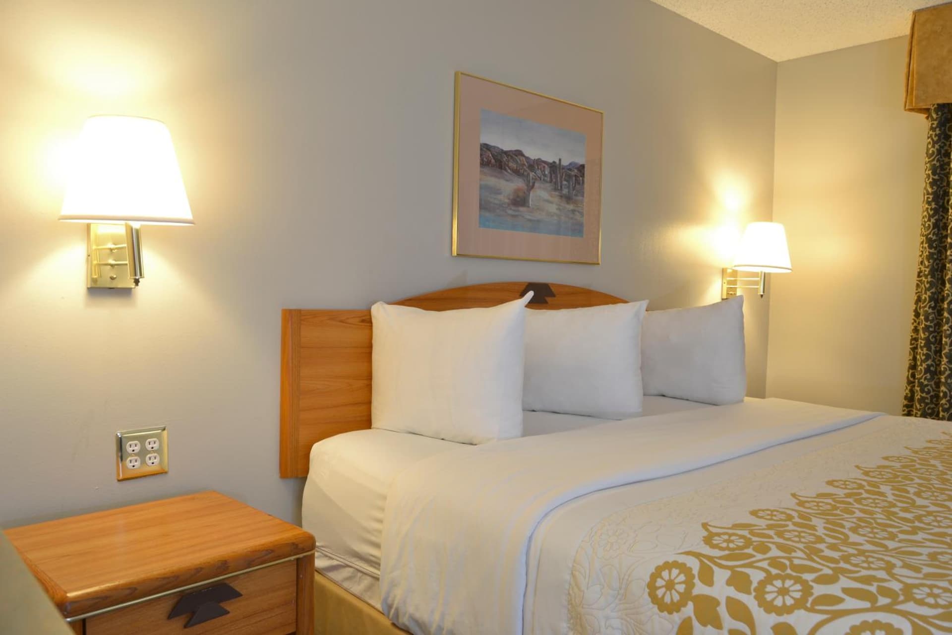Days Inn & Suites by Wyndham Airport Albuquerque